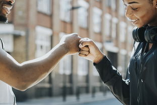 星空体育平台-英超比赛中裁判语调与非语言行为对球员情绪波动的影响,用语言或行为对裁判员的判决表示异议