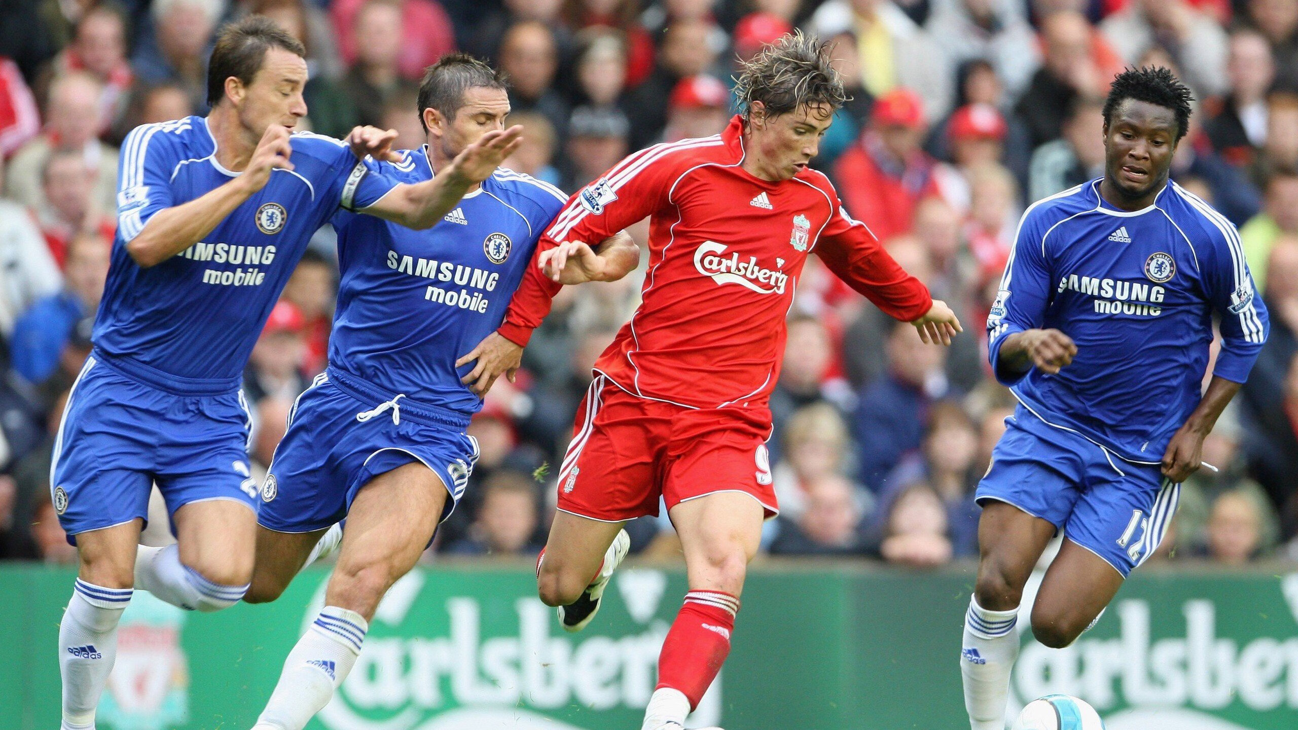 星空体育网页版-现场气氛：场馆座无虚席，球迷热情高涨！，球场观众席图片